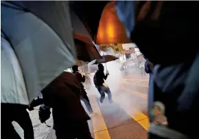  ??  ?? Media footage showed rioters besieged and hurled hard items at plain clothes Police officers in the Harbor City in Tsim Sha Tsui on Christmas Eve.