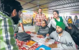  ?? AMAL KS/HT PHOTO ?? Simranjeet Kaur Gill, 34, (standing, in green dupatta) is a lawyer from Mohali who is part of a group which runs a legal help desk for farmers.