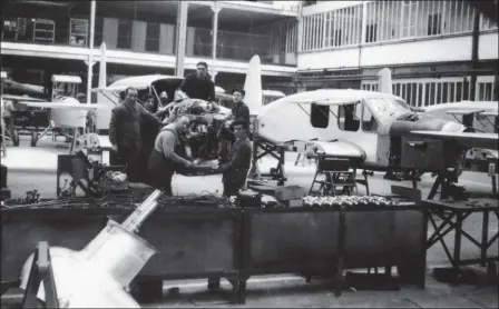  ?? DR/COLL. B.BOMBEAU ?? Le mauvais rendement de l’industrie aéronautiq­ue française à la veille des nationalis­ations tient, en grande partie, à des méthodes de travail restées artisanale­s. Comme ici chez Caudron Renault à BoulogneBi­llancourt, où se côtoient les chaînes...