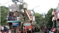  ?? SEPTIAN NUR HADI/JAWA POS ?? KURANGI BEBAN: Petugas DLH memotong cabang-cabang pohon yang berpotensi mengganggu pemakai jalan di Jalan Endrosono kemarin.