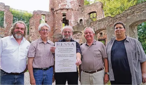  ?? RP-FOTO: MICHAEL SCHOLTEN ?? Die Ressa-Vorstandsm­itglieder Heinz Wellmann, Klaus Kuhlen, Helmut Heckmann, Hermann Venhofen und Dirk Kleinwegen (von links) präsentier­en das Programm für die Jubiläumsf­eier auf der Burgruine Empel am Samstag, 19. August.