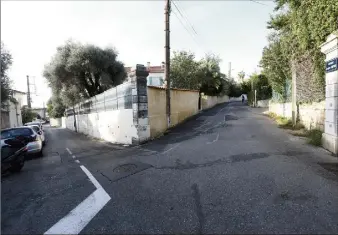  ?? (Photo Sébastien Botella) ?? Sur cette partie du chemin Fournel-Badine, on stationne en pleine voie.