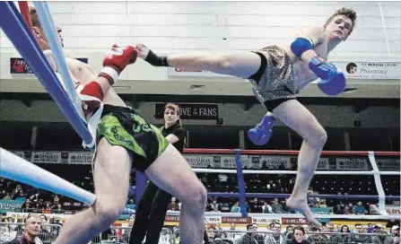  ?? CLIFFORD SKARSTEDT EXAMINER ?? Peterborou­gh's Jeff Brown, left, of Dohjo Muay Thai fights Stefan Dronjak of MAS Thaiboxing during Muay Thai Kickboxing action .
