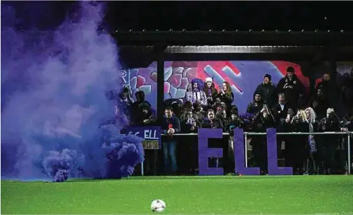  ?? ?? Die Fans des SC Ell zündeten violette Rauchbombe­n.