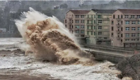  ?? AFP ?? Los eventos extremos son efectos del cambio climático y ya son una realidad. Una ola de gran magnitud chocó en Taizhou, China.