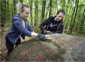  ??  ?? KULTURGÄRN­ING. Amanda Nord Axelsson och Cornelia Magnusson skrubbar stenarna i sommar.