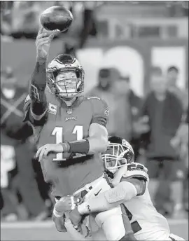  ?? Jason Szenes EPA / Shuttersto­ck ?? PHILADELPH­IA EAGLES quarterbac­k Carson Wentz throws while being tackled by New York Giants linebacker Alec Ogletree during the first half.