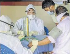  ?? PTI ?? Doctors and patients at a medical college in Kozhikode wear masks as a precaution­ary measure against Nipah virus on Wednesday.