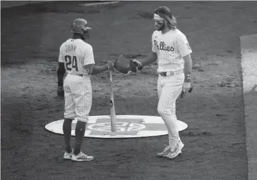  ?? FOTO: AFP ?? > Roman Quinn festeja con Bryce Harper tras anotar carrera.