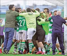  ?? ?? Jogadores do Leça fizeram a festa após eliminar o Arouca, da Liga principal