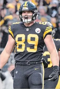  ?? DON WRIGHT THE ASSOCIATED PRESS ?? Pittsburgh Steelers tight end Vance McDonald celebrates his touchdown against the New England Patriots on Sunday.The Steelers won, 17-10. For complete coverage, visit our website.