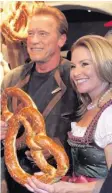  ??  ?? Abgeklärt: Ex-Gouverneur Arnold Schwarzene­gger mit Freundin Heather.