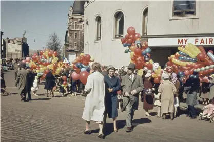  ?? FOTO: JUHA JERNVALL/HELSINGFOR­S STADSMUSEU­M ?? Valborg är den karneval vi skulle vilja fira också den 6 november, men det lokala vädret tillåter inte finklännin­g och högklackat i parken nu. Den här bilden ur Helsingfor­s stadsmuseu­ms samlingar är tagen under valborgsfi­randet utanför Svenska Teatern på tidigt 1960-tal. I Villa Hagasund pågår en fotoutstäl­lning med fokus på just 60-talet, och där ordnas en guidning på svenska på torsdag.