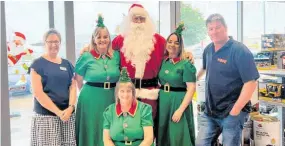  ?? Photo/ Alyssa Smith ?? Team HOPE chairwoman Julie Erwood (left), committee member Jono Erwood, Santa Claus and his three elves (from left) Nicola and Paula Hinton and Diane Higgy.