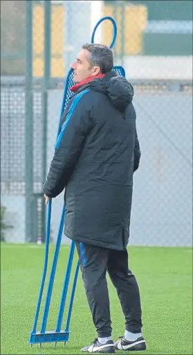  ?? FOTO: MANEL MONTILLA ?? Valverde, durante el entrenamie­nto El técnico va a Mestalla sin reservas