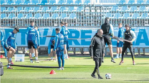  ?? FRANCISCO JIMÉNEZ ?? Víctor Fernández –en primer término–, durante una sesión de entrenamie­nto de esta semana.