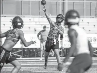  ?? NWA Democrat-Gazette/BEN GOFF • @NWABENGOFF ?? Tate Robards, Broken Arrow (Okla.) quarterbac­k, throws a pass Saturday during the first finals game against Fayettevil­le in the Southwest Elite 7on7 Showcase at Shiloh Christian’s Champions Stadium.