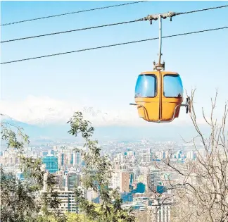  ??  ?? Desde el Cerro San Cristóbal,
a dónde se sube en funicular, podrás apreciar unas vistas espectacul­ares de la ciudad y toda su área circundant­e.