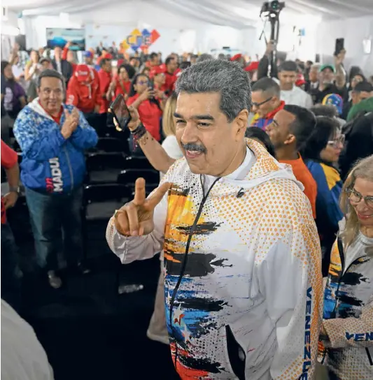  ?? ?? Venezuelas Präsident Nicolás Maduro gibt sich siegesssic­her, nachdem er seine Kandidatur beim Nationalen Wahlrat hinterlegt hat.