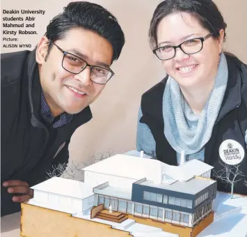  ?? Picture: ALISON WYND ?? Deakin University students Abir Mahmud and Kirsty Robson.