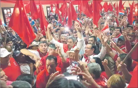 ??  ?? El presidenci­able de Colorado Añetete, Mario Abdo Benítez, es rodeado por partidario­s ayer en Carapeguá.