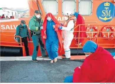  ?? MIGUEL PAQUET (EFE) ?? Llegada ayer de los inmigrante­s de una segunda patera a Motril.