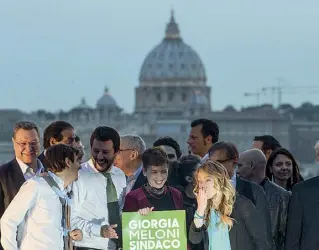  ??  ?? Giorgia Meloni, Matteo Salvini e Irene Pivetti sulla terrazza del Pincio (Jpeg)