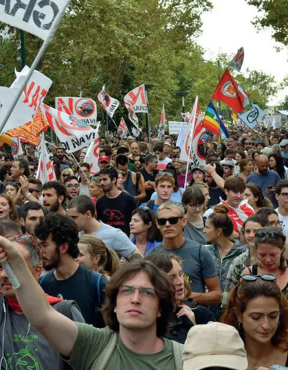  ?? (Pattaro Vision) ?? Il corteo del pomeriggio
I giovani hanno sfilato per le strade del Lido tentando nuovamente nel pomeriggio di entrare sul red carpet. Urlavano slogan ambientali­sti e addebitava­no all’incuria dell’uomo i macro cambiament­i climatici