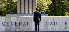  ??  ?? Emmanuel Macron s’est recueilli sur la tombe du général de Gaulle, avant de dialoguer avec des retraités. (Photo AFP)