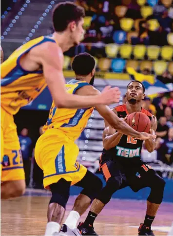  ?? Foto: Fernando Robledano Jiménez ?? Der Gewinner in der Mannschaft des Verlierers: Der Ulmer Trey Lewis (am Ball) war mit 28 Punkten der beste Werfer am achten Vorrundens­pieltag des Eurocups. HOCKEY VOLLEYBALL