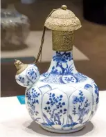  ??  ?? A blue and white porcelain kettle from the Qing Dynasty. — All photos by Wang Rongjiang