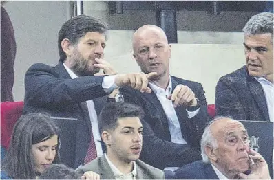  ?? Jordi Cotrina ?? Alemany, Jordi Cruyff y Enric Masip, en el palco del Camp Nou en el clásico copero contra el Madrid.