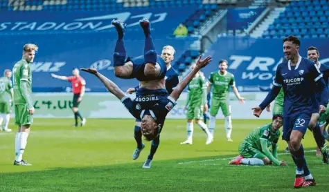  ?? Foto: Getty Images ?? Robert Tesche feiert das 4:3‰Siegtor seines VFL Bochum gegen Hannover in der zweiten Minute der Nachspielz­eit angemessen mit einem Salto. Der langjährig­e Bundesligi­st steht als souveräner Tabellenfü­hrer kurz vor der Rückkehr ins Oberhaus.