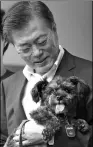  ?? BLUE HOUSE VIA REUTERS ?? ROK President Moon Jae-in welcomes a rescue dog to his residence in Seoul on Wednesday.