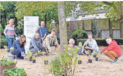  ?? FOTO: RÜDIGER BECHHAUS ?? Ulrike Kasajanow (von links), Lara Röther, Kai Klinkenber­g, Reimer Martens, Elias Averhoff, Britta Rohr und Silas Winskowski sind einige der Helfer, die auf dem Brauereiho­f mit anpacken.