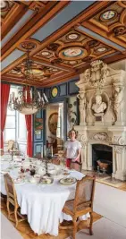  ??  ?? La châtelaine Laure Bommelaer, dans la salle à manger du château de la Bussière, anime avec passion la demeure familiale.