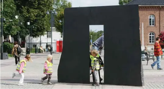  ?? ARKIVFOTO ?? Skulpturen Portalen sto permanent på Torvet fra 2009 til den ble fjernet da parkerings­anlegget skulle graves ut.