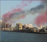  ??  ?? فرسان الامارات رسموا ألوان علم الكويت بطائراتهم فوق المارينا