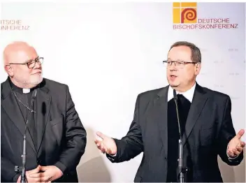  ?? FOTO: DPA ?? Georg Bätzing (r), Bischof von Limburg, löst Kardinal Reinhard Marx als Vorsitzend­er der Deutschen Bischofsko­nferenz ab.