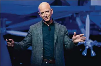  ?? (SAUL LOEB/AFP) ?? «Nos employés sont parfois accusés [sic] d’être des âmes désespérée­s et traités comme des robots. C’est faux», a notamment écrit Jeff Bezos dans sa dernière lettre aux actionnair­es d’Amazon.