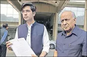  ?? SANCHIT KHANNA/HT PHOTO ?? AAP leader Raghav Chadha, along with Rajya Sabha MP ND Gupta, at the police headquarte­rs in Delhi on Friday.