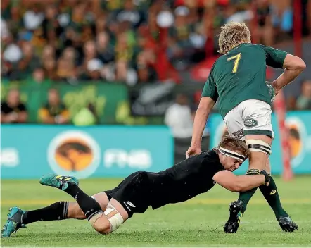  ?? THEMBA HADEBE/AP ?? New Zealand’s Sam Cane tackles South Africa’s Pieter-Steph du Toit during the Rugby Championsh­ip test at Loftus Versfeld Stadium in Pretoria on Sunday.