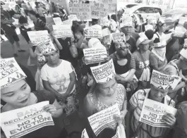  ?? (Ali Vicoy) ?? RESIDENTS of Baseco, Tondo, who are facing eviction due to the impending reclamatio­n plan in Manila Bay hold a protest rally in front of the Manila City hall.