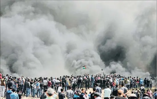  ?? MAHMUD HAMS / AFP ?? Los manifestan­tes quemaron neumáticos y toda la frontera se cubrió de una espesa nube de humo negro que dificultab­a la visión