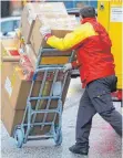  ?? FOTO: DPA ?? Paketbote von DHL: 17,8 Prozent aller Pakete gingen 2020 zurück – viele davon landen im Müll.