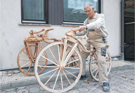  ?? FOTO: HEINZ THUMM ?? Stolz präsentier­t Hobbybastl­er Guido Brunner zwei fertige Holzfahrrä­der, die auf Kundenwuns­ch hergestell­t wurden.