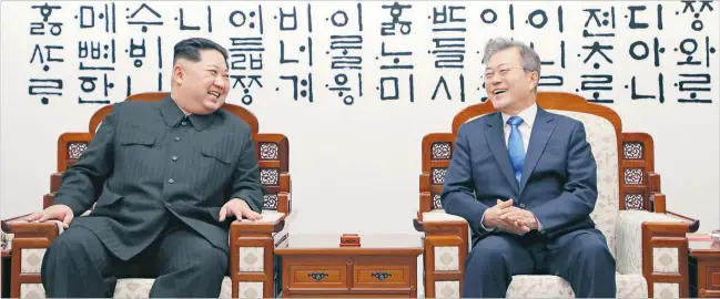  ?? [ Imago/UPI Photo] ?? Zur Schau getragene Fröhlichke­it: Nordkoreas Diktator, Kim Jong-un (l.), und Südkoreas Präsident, Moon Jae-in, wollten den TV-Kameras aus aller Welt zeigen, wie gut sie sich vertragen.