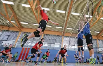  ?? RP-FOTO: JÜRGEN LAASER (ARCHIV) ?? Die Ratheimer Volleyball­er (rote Triktos) hatten beim Dürener TV II auf einen Punkt gehofft. Daraus wurde nichts – die Mannschaft von Trainer Hans Steffens verlor mit 0:3.