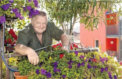  ??  ?? Walter Maderbache­r aus Hernals gewann den Wettbewerb 2017 mit seiner Blumenprac­ht