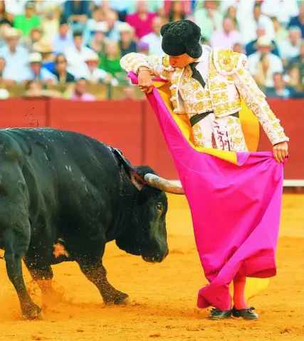  ?? ?? EFE
Calerito corta un
trofeo al toro de su
alternativ­a en
Sevilla